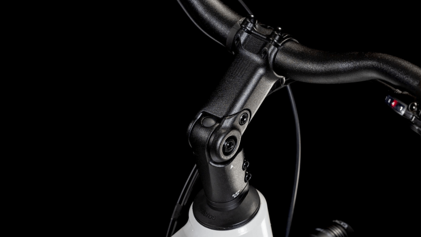 Vélo de Voyage Électrique Cube Touring Hybrid One 625 Shimano Cues 2025