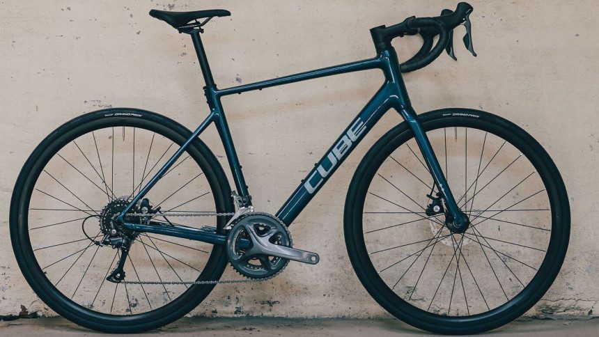 Vélo de route Cube Attain Pro Shimano Claris 2026